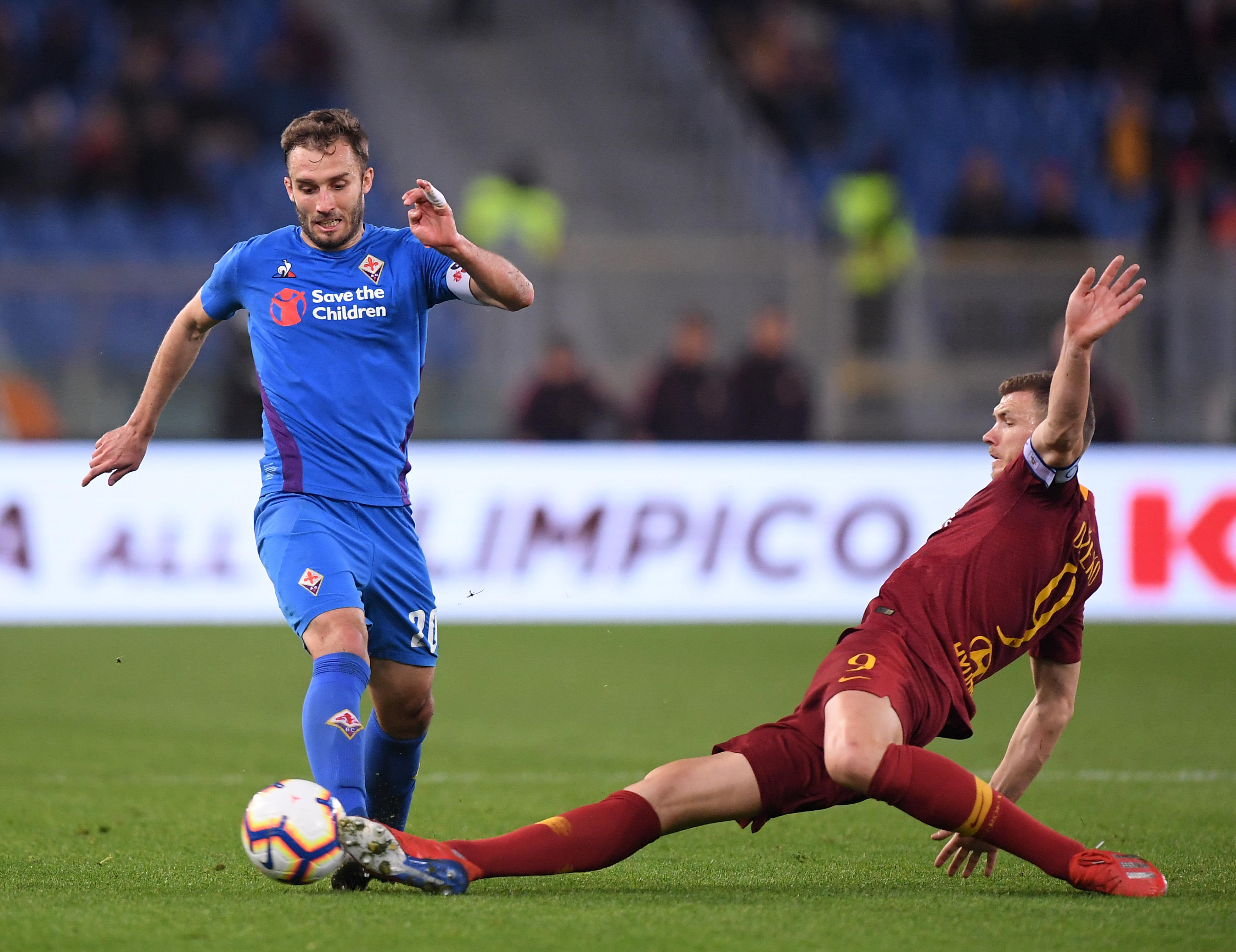 欧冠赛场精彩瞬间：皇马主场2-0取胜,（欧冠高光时刻：皇马主场2-0告捷）