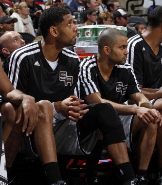 詹姆斯伤缺，湖人击败鹈鹕，豪取7连胜，三巨头34罚惹争议（詹姆斯因伤缺阵，湖人力克鹈鹕收获7连胜，三巨头34次罚球引发争议）