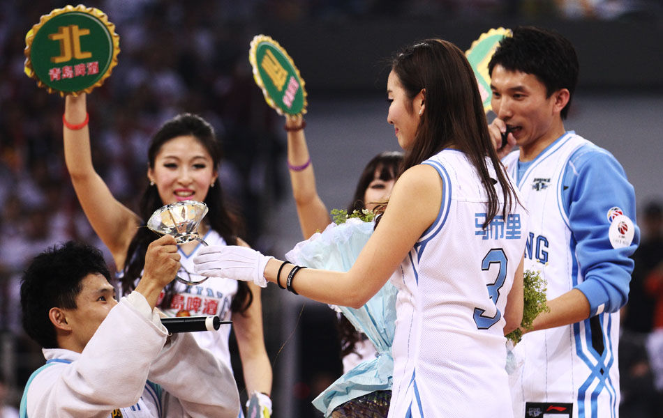 埃基蒂克：安菲尔德的氛围太棒了；我来到这里就是为了赢（埃基蒂克：安菲尔德氛围震撼人心，我来这儿只为胜利）