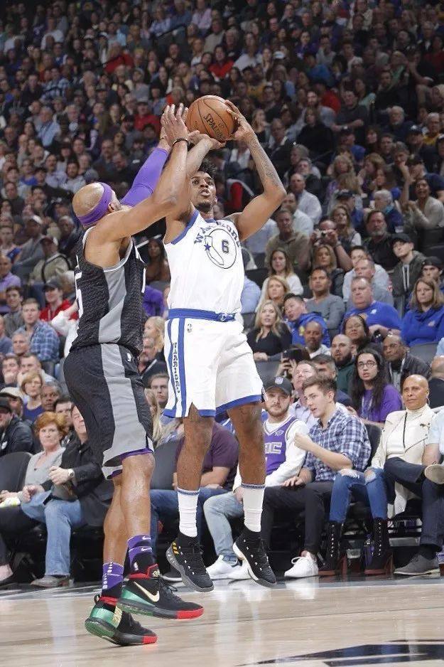 那一脚出去，全场屏住呼吸（这一脚踢出，全场屏息凝神）