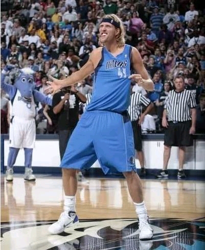 中甲战报：莱昂纳多传射，重庆铜梁龙2-0嘉定汇龙升入中超（中甲赛报：莱昂纳多传射建功，重庆铜梁龙2比0击败嘉定汇龙冲超成功）