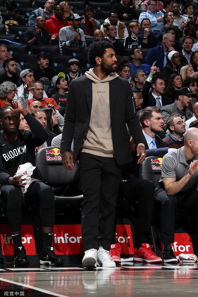 意甲球员在第12轮比赛中涂上红色面彩，向针对女性的暴力说不（意甲第12轮：球员以红色面彩发声，拒绝针对女性的暴力）