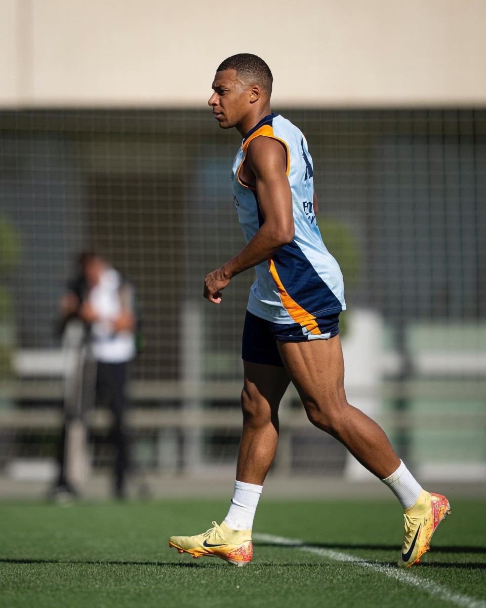 FC26美丽足球：维蒂尼亚、德容领衔，金外脚背夸雷斯马在列（FC26美丽足球盘点：维蒂尼亚、德容领衔，外脚背大师夸雷斯马入选）