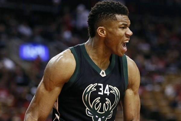 曼联加快与皇马球星的谈判，力图签下这位状态火热的球星。（曼联加速与皇马球星谈判，力争签下这位状态正佳的球星）